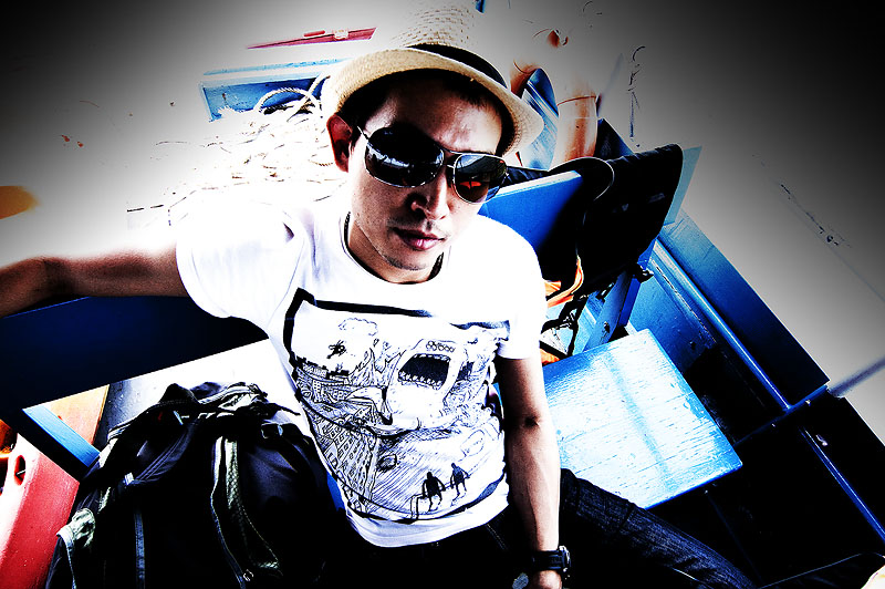 ทริปนี้มากัน 7 คน มีเพื่อนคนนี้คนเดียวที่ไม่ได้พาแฟนมาด้วยในภาพขณะอยู่บนเรือ (กะมาแบบโสด)  :smile: :