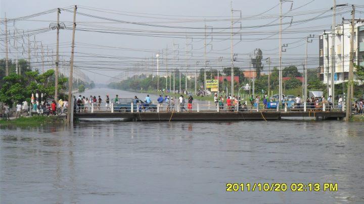  [b]น้ำขึ้น ให้รีบบอก  ตอนแรกแอดมินนึกว่าสะพานลอย >.<" 14.13 น.สะพานทางลัดจากแฟตททหาร ซึ่งเป็นสะพาน