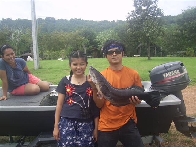 ก่อนกลับถ่ายรูปโชว์กับลูกสาวสะหน่อย.....