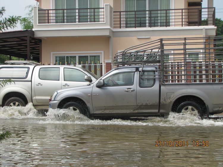 ถนนน้ำก็สูงขึ้น

 :sad: :sad: :sad: