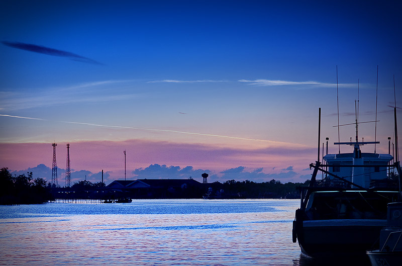 ขอลากันด้วยภาพนี้ละกันครับ ยามเย็นอีกมุมของ ท่าเทียบเรือตำมะลัง สวรรค์ยามเย็นที่สบายกระเป๋าทุกครั้งท