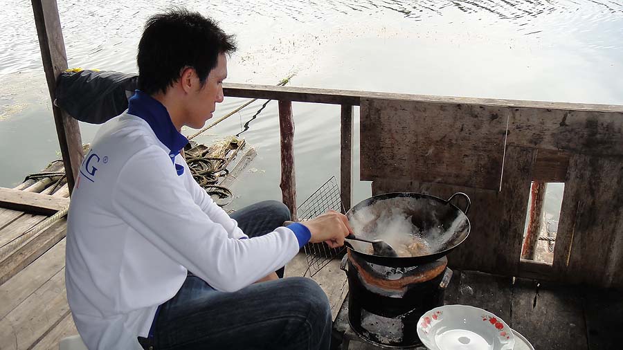 
   น้าเพชรพ่อครัวเอกของเราก็ประจำที่ทำกับข้าวมื้อเที่ยง........... :smile:


  :cheer: :cheer: 