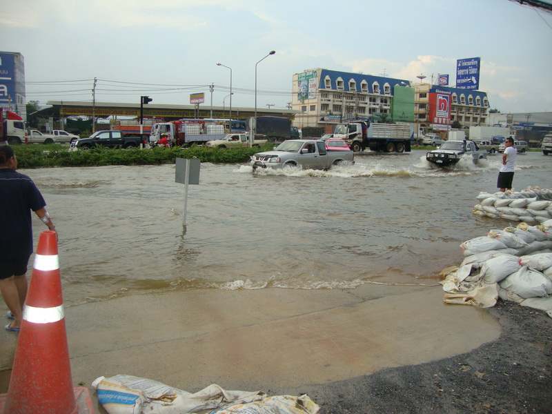 ถนนหน้าสมบัติบุรีตอนแรก...