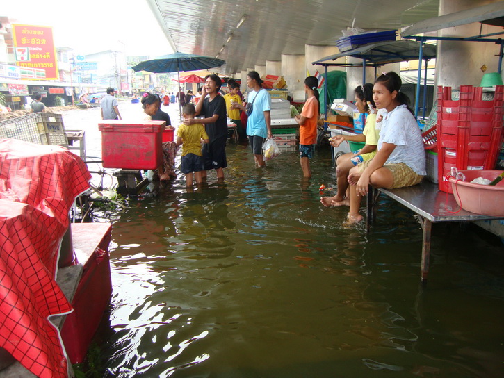 แถวกลางตลาดบางบัวทองครับ... :cheer: :cheer: :cheer: :cheer: