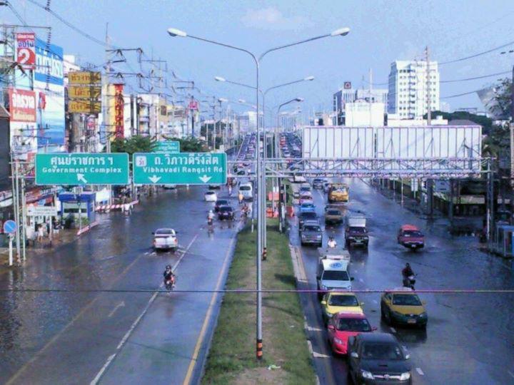  [b]น้ำขึ้น ให้รีบบอก  16:00น สะพานลอย Big C แจ้งวัฒนะ [/b]