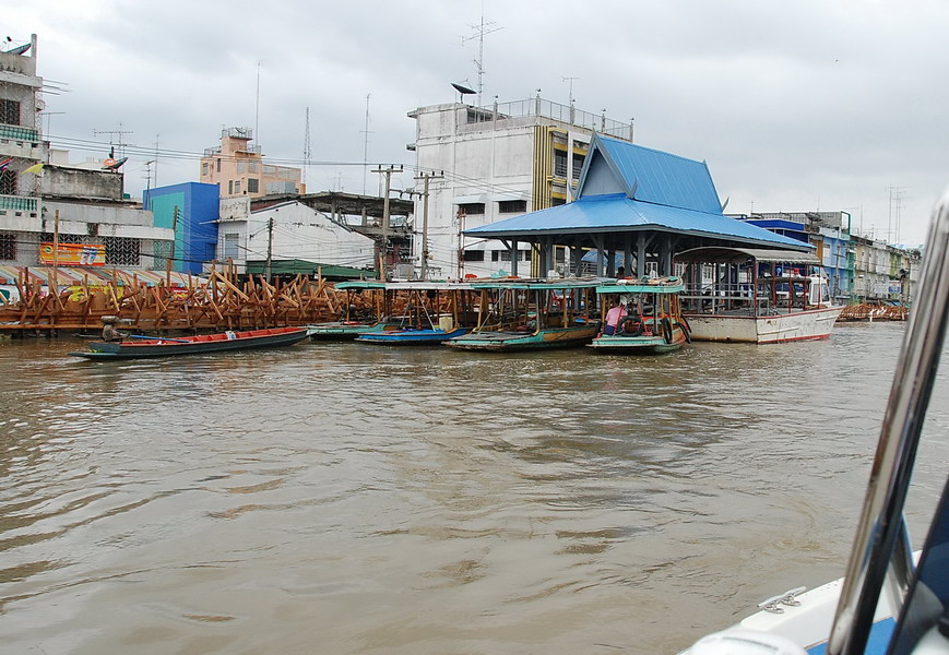 เพื่อป้องกันแนวกั้นน้ำพัง ฉนั้นเรือทุกลำต้องมาจอดที่ศาลานี้เท่านั้น แต่ก็อย่างว่าแหละครับกฎก็เป็นแค่