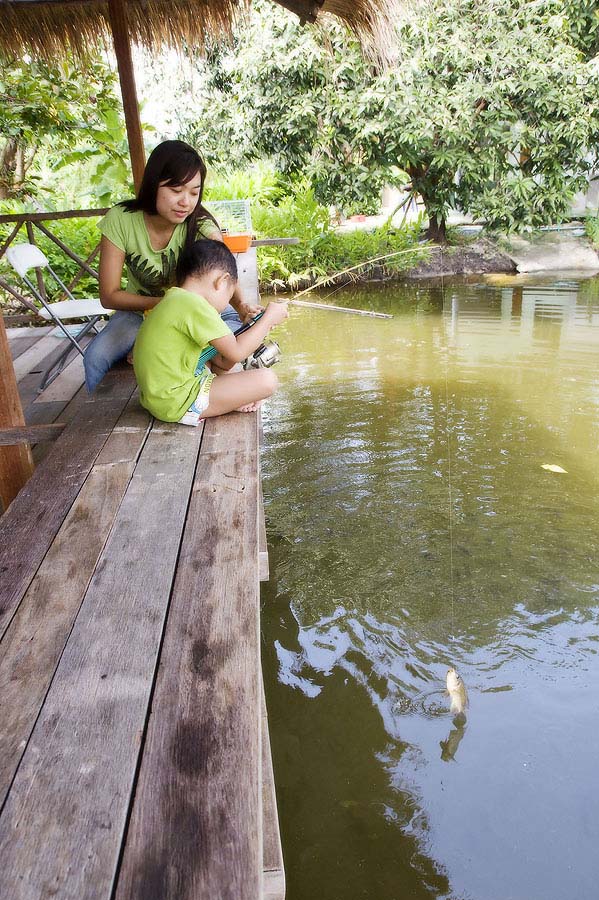 ผลัดกันตก ผลัดกันวัดสนุกสนานกันน่าดูสองแม่ลูก 


โพเซสรูปให้ดูนุ่ม ๆ นวล ๆ เหมือนภาพชวนฝันดู  มีป