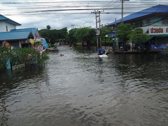 ขับเรือเข้าไปในหมู่บ้านคันทรี่ปาร์ค   15   เป้นทะเลไปแล้ว