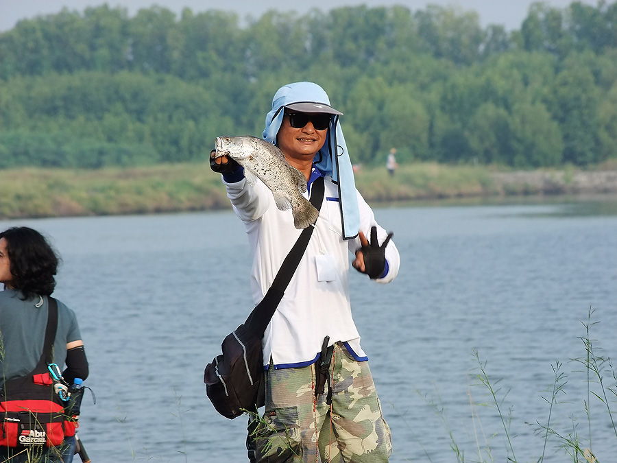 [b]น่าน เห็นไม๊ครับ ไม่ต้องถามว่าได้กี่ตัวแล้ว อิอิ ดูที่นิ้วมือครับ [/b]
 :cool: :cool: :cool: :co