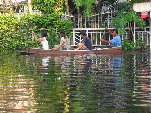 เคยเห็นแต่มอไซค์   วันนี้มีเรือแระ :laughing: :laughing: