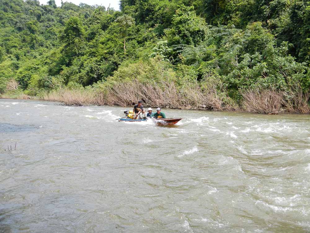  [b]เป็นเรือน้อยลำนี้ วิ่งฝ่ากระแสน้ำมา คนบนเรือทั้งหมด 4 คน ท่าทางคงเป็นนักท่องเที่ยวที่จะขึ้นไปเที