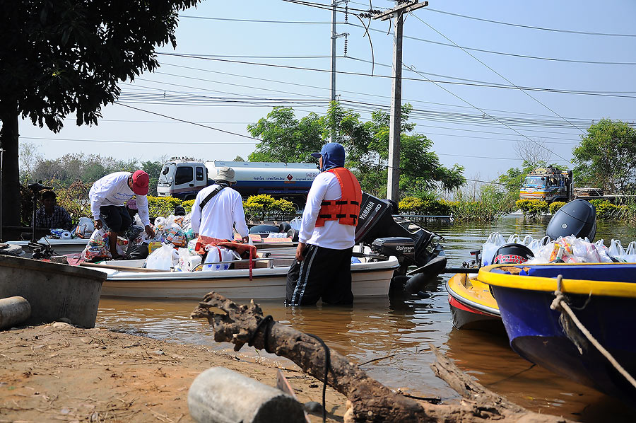 ช่วยกันคนล่ะไม้คนละมือ แป็บเดียวก็โหลดถุงยังชีพรอบแรกลงเรือเรียบร้อย :grin: