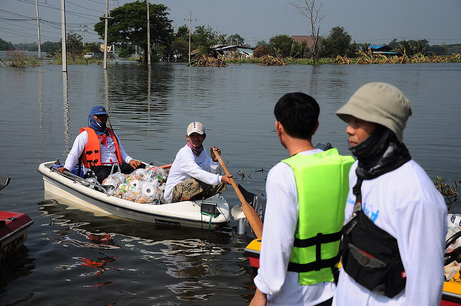 โหลดถุงยังชีพกับน้ำดื่มเสร็จก็ออกลุยได้เลย :grin: