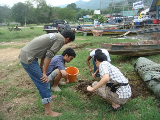 ขุดใส้เดือนกันอยู่ครับ
ปล.เพื่อให้เกิดความเข้าใจในเรื่องราว เวลาในภาพอาจจะไม่ตรงครับ