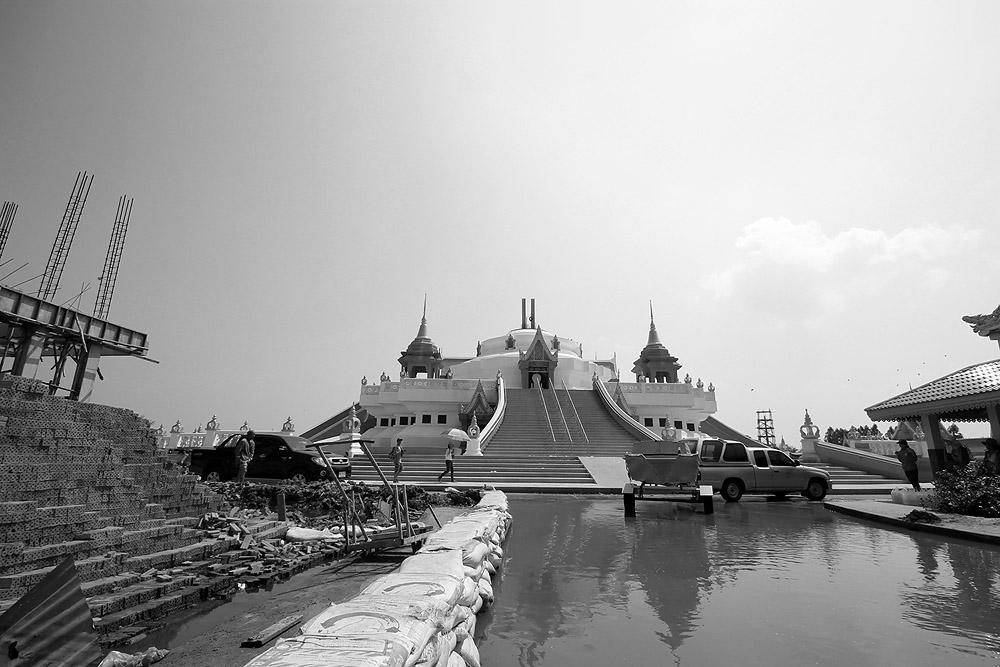 โชคดีหน่อยครับ ที่วัดมีทางให้เรานำเทรลเลอร์ลงเรือได้ด้วย