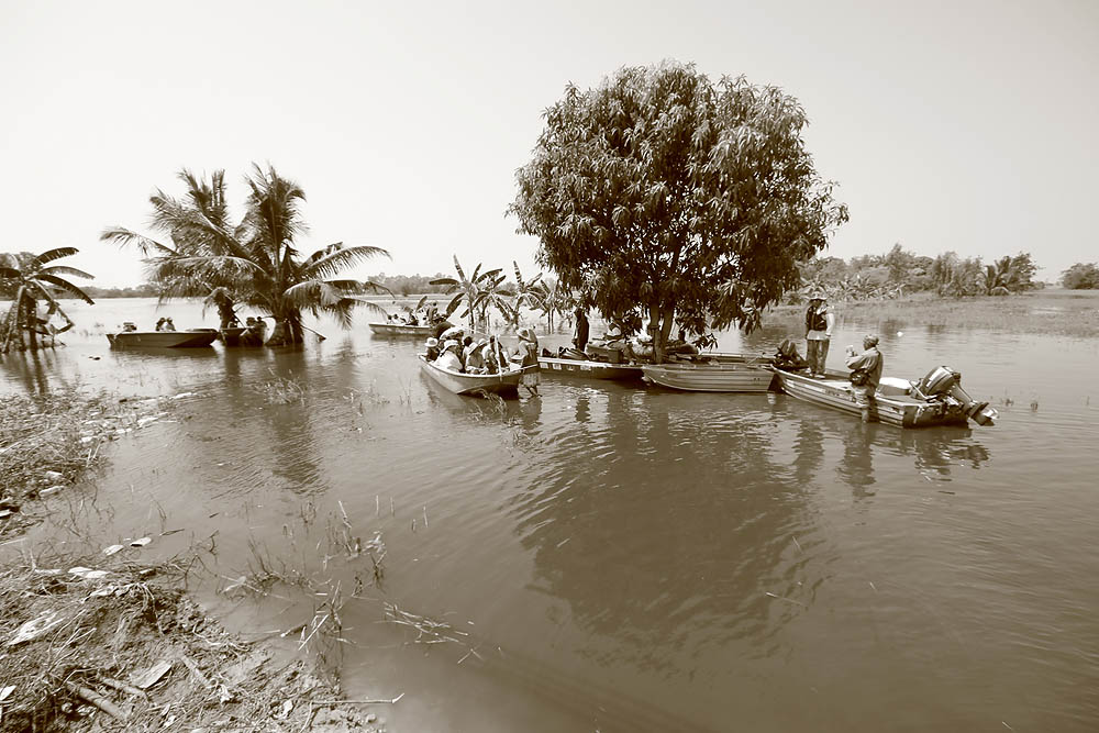 จุดหมายปลายทางของเราอยู่ที่บ้านบางขาม โดยเราจะขับเรือตามเรือของทหารนำทาง
ส่วนผมกับน้าหม่ำเกาะหลังเร