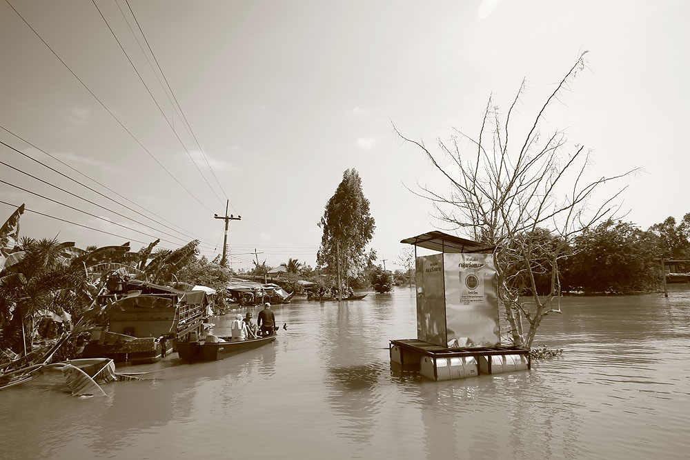 เราใช้เรือเดินทางเข้าไปแจกของที่หมู่ 2 กันต่อ
ที่นี่ถูกน้ำท่วมสูงเช่นกัน 
ทาง อบต.จึงยกสุขาเคลื่อน