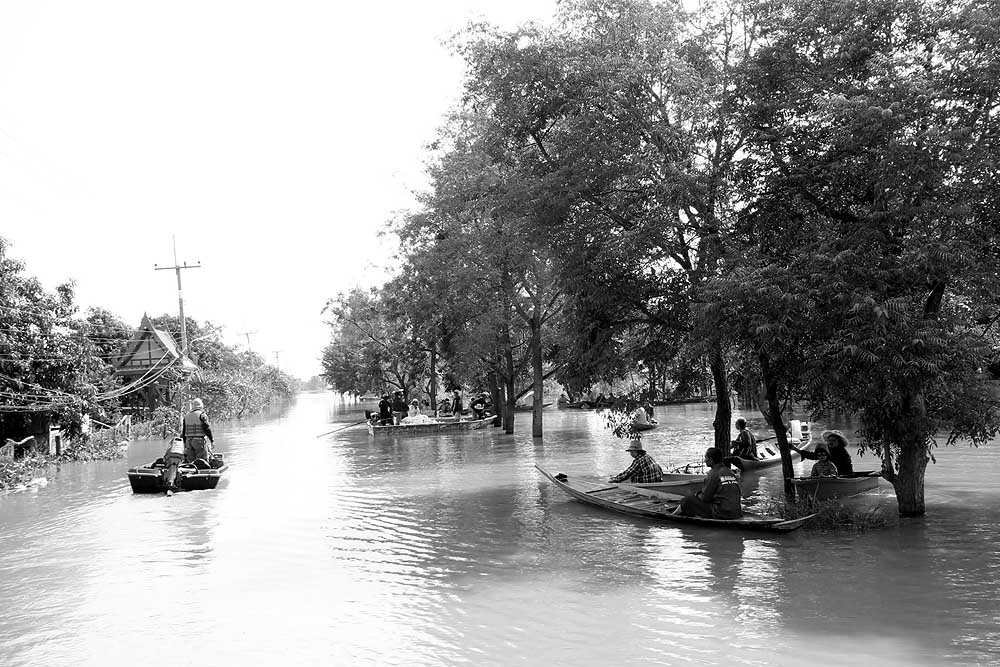 กลุ่มสุดท้ายที่เราเข้ามาแจกของ น้าหม่ำนำเรือตามผู้นำชุมชนก่อนเรา
ที่นี่มีคนอาศัยอยู่ไม่กี่ครัวเรือน