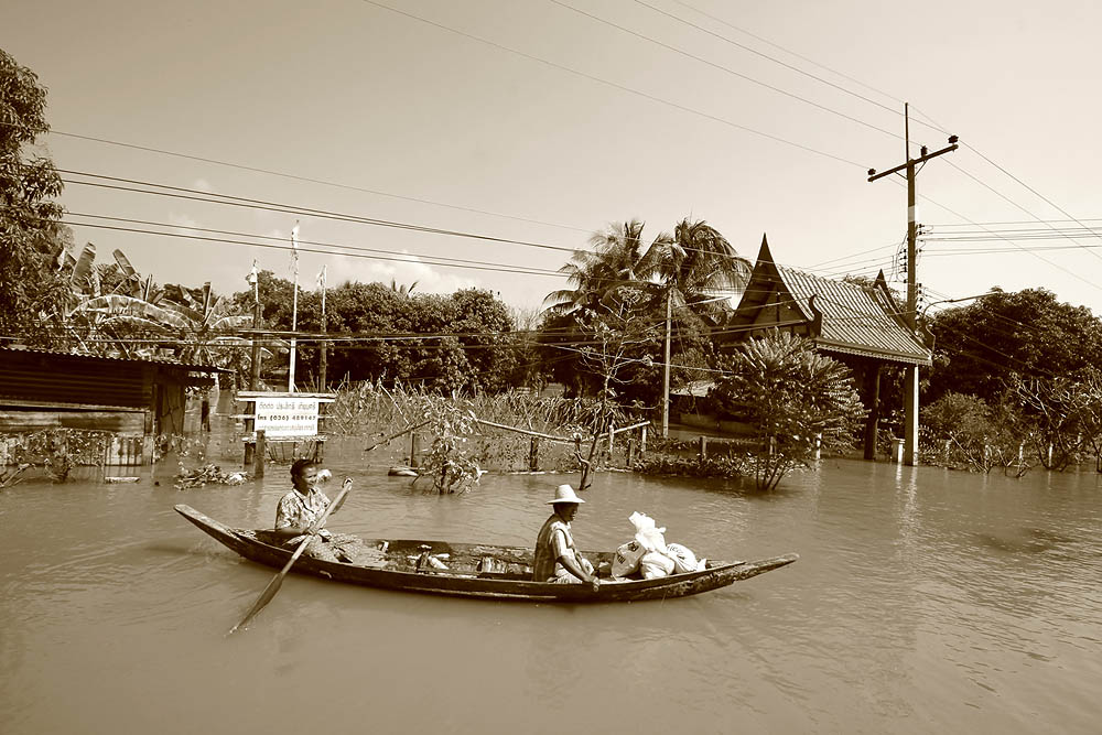 คุณยายได้ของแจก แล้วก็จ้ำเรือพายเข้าไปเก็บที่บ้าน
