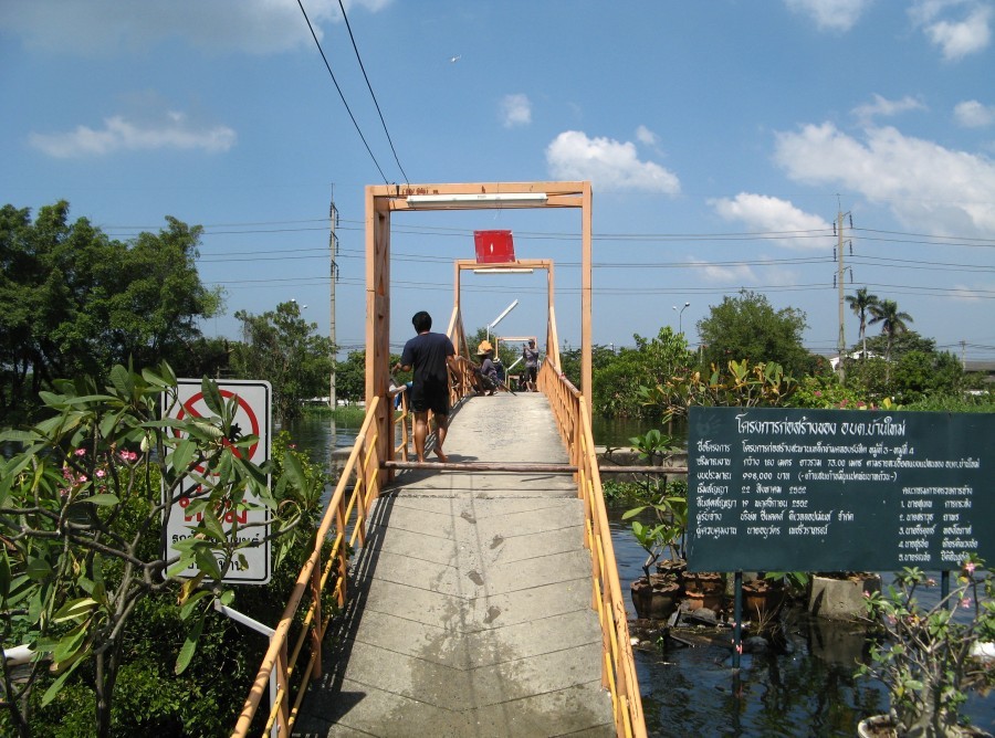 สะพานเล็ก ข้ามไปถนนซ่อมสร้าง