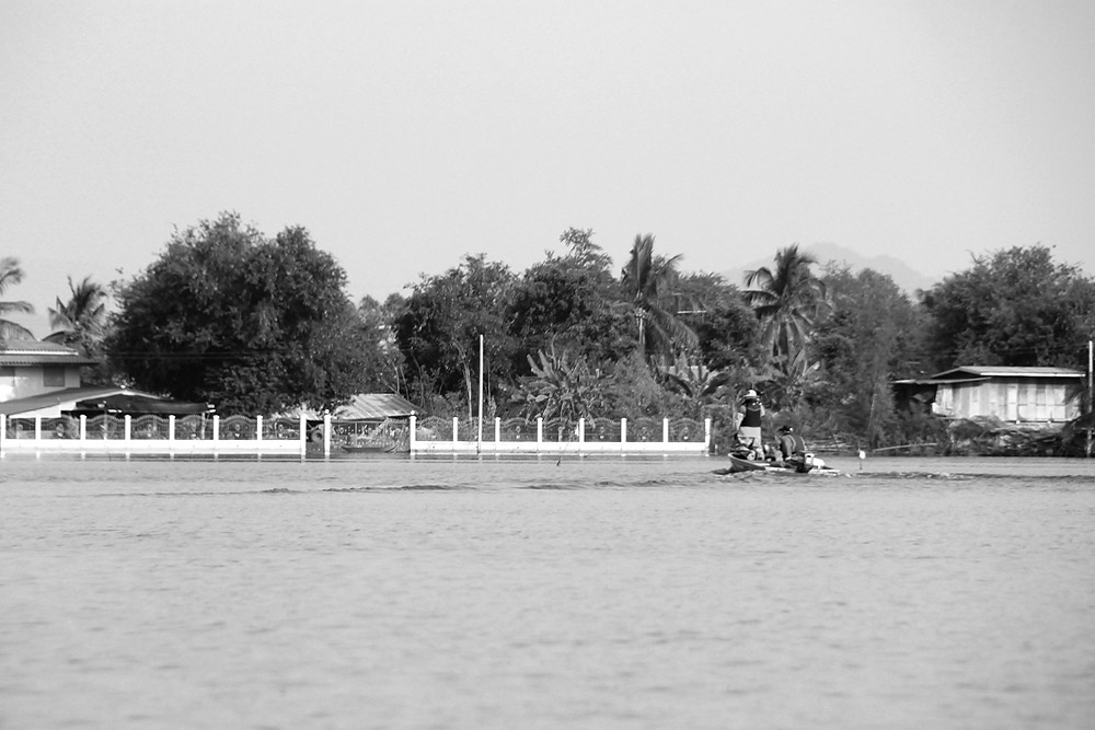 น้าโต้งขับเรือตามท่านต้น
 เนื่องจากเจ้า 15 แรงที่น้าหม่ำเสยท้ายเมื่อเช้าทำท่างอแงตลอดเวลา

 :cool