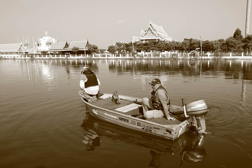 ท่านต้นกับผู้พันหมู รอให้เรือลำอื่นขึ้นเทรลเลอร์ก่อน