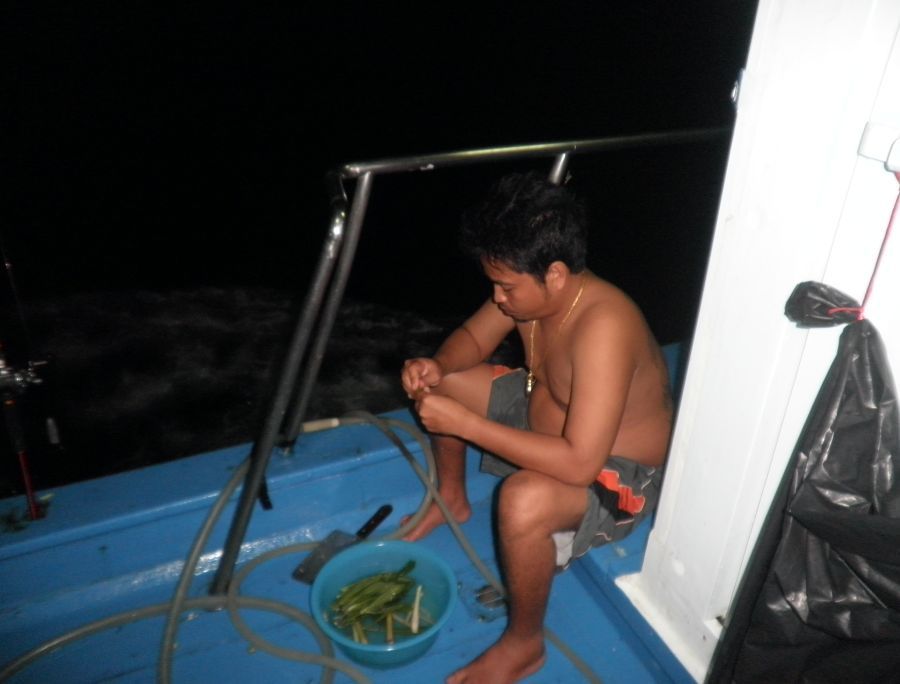 อ๊อฟ พ่อครัวเตรียมผักทำปลาดิบ :grin: :grin: :grin: