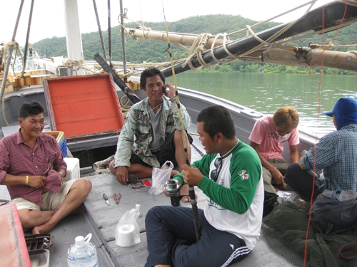 เสื้อแดงลาย เขาละ เฮียเปีย , เสื้อชมพู  น้องเก่ง ณ ท่าหลวง , เสื้อเขียวลาย ช่างหมู ***
ส่วนน้าขุนกำ