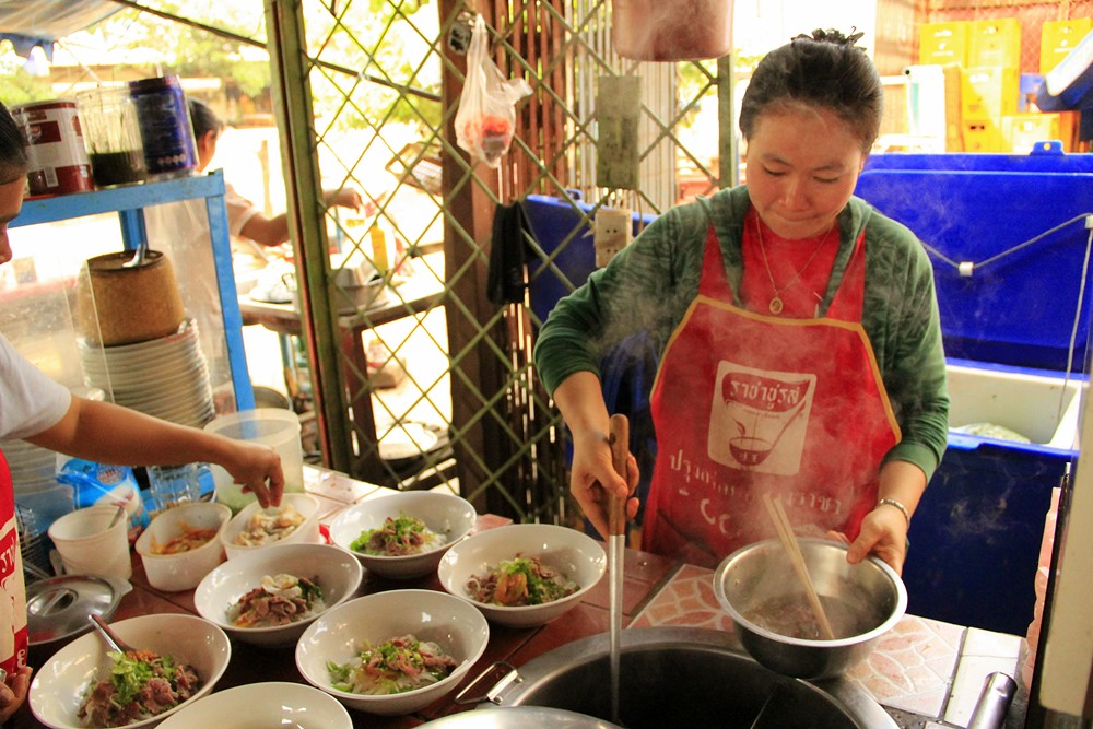 ถึงเซฯก็เลยหาอาหารใส่ปาก เพราะหิวมาก ได้ เฝอ ร้านประจำนี่แหละครับ เจ้าของเป็นคนเหวียด((เวียดนาม))

