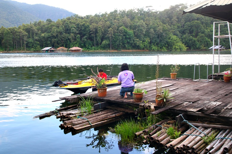 นั่งเล่นบนแพ สักพัก  ก็มีนักท่องเทียว มาขอถ่ายรูปกับเรือ