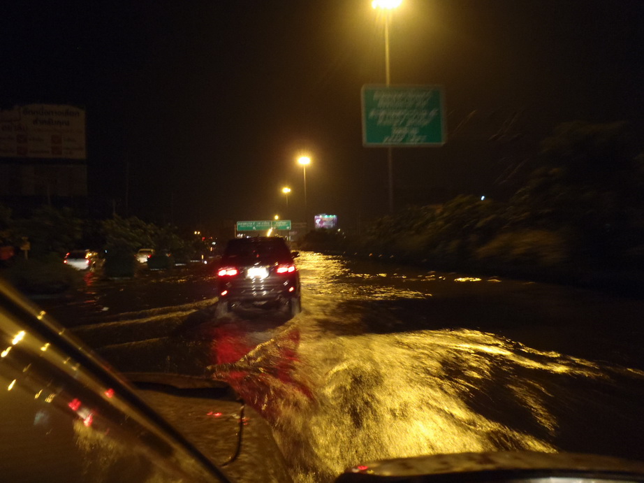 หลังข้ามสะพานที่จะแยกไปพระราม5น้ำก็ยังท่วมเหมือนเดิมครับ แต่เริ่มมีระดับต่ำลงครับ