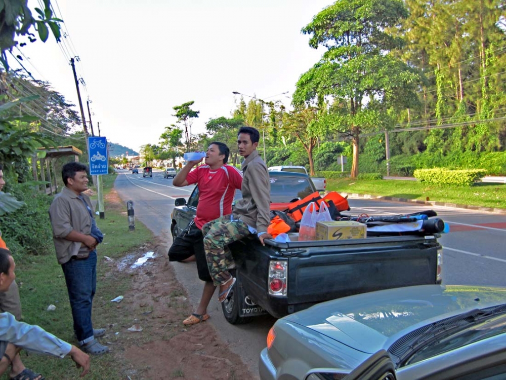 เราเดินทางจากสุราษฏร์ มาถึงภูเก็ตสว่างพอดีครับ :ohh: :smile: :smile: