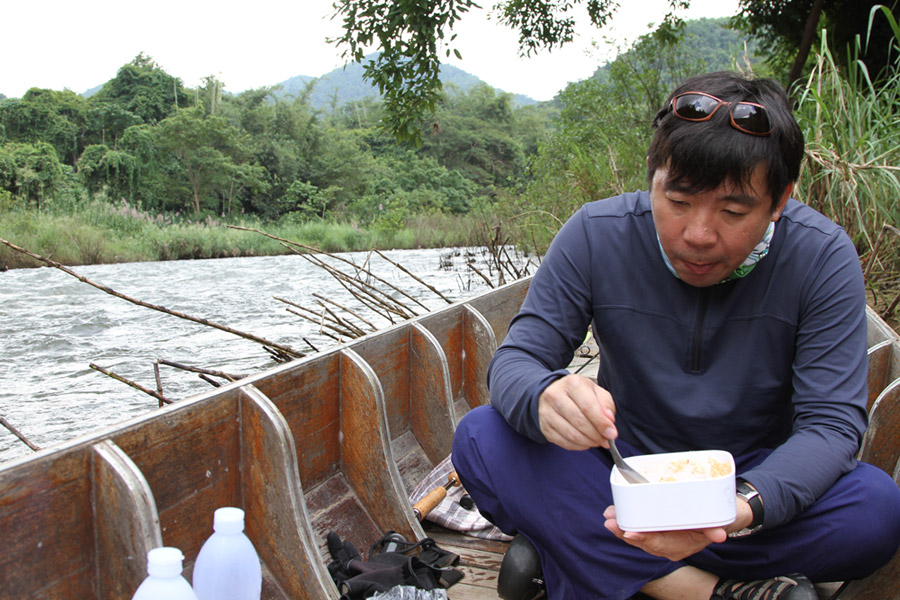 
   หม่ำเสร็จเราไปกันต่ออีกหลายแก่ง...กว่าจะถึงเหมืองเก่า  เวลาก็เหลือน้อยลงแล้ว   :cool: