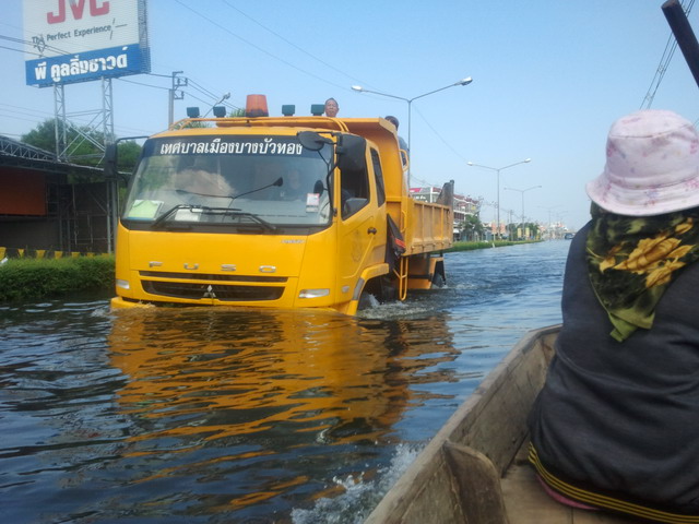 สนใจนั่งเรือเที่ยวชมถนนบางกรวย-ไทรน้อย คิดหัวละ 200 ไปกลับนะคะ :laughing: