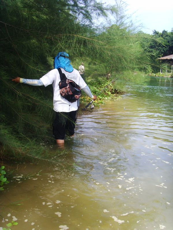  [b]สภาพอย่างที่เห็นครับต้องเดินเลาะไปเรื่อย ๆ[/b] :grin: :grin: