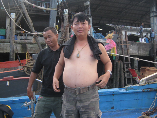 ...5..โกขุด ( เสื้อดำ)..บัดดี้ของผมในสมัยที่ไม่มีรอกไฟฟ้าใช้...
     ..น้ำ 250 เมตร ตะกัวโลครึ่ง...