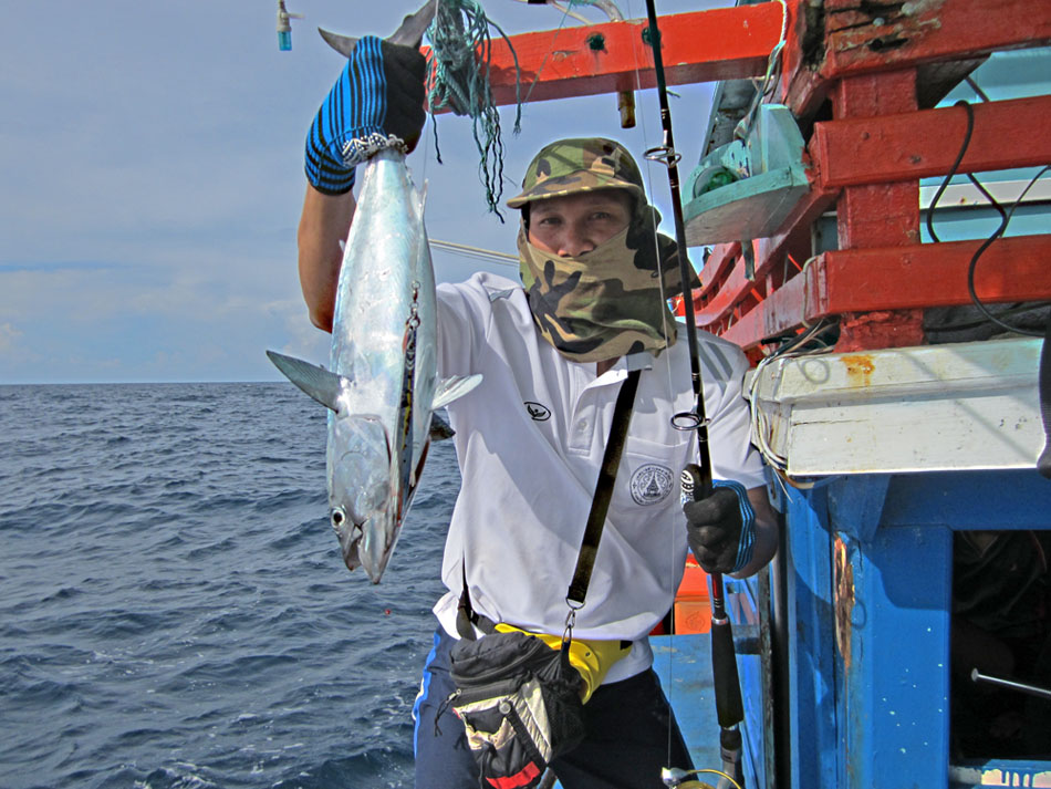 ตัวนี้ได้จากเหยื่อจิ๊ก williamson  abyss speed jig สีโครเมี่ยม สุดยอดครับ :ohh: :ohh: :ohh: