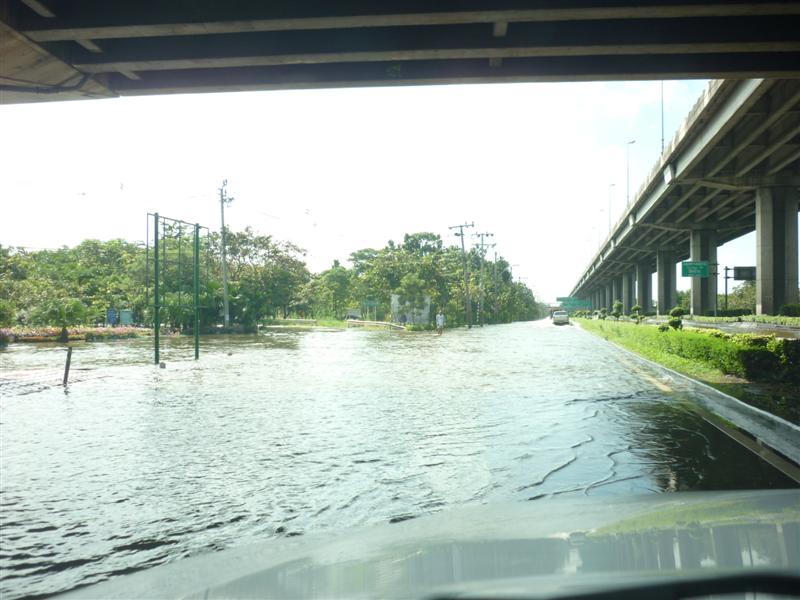 สะพานที่จะเลี้ยวขึ้นไปถนนสาย 2 