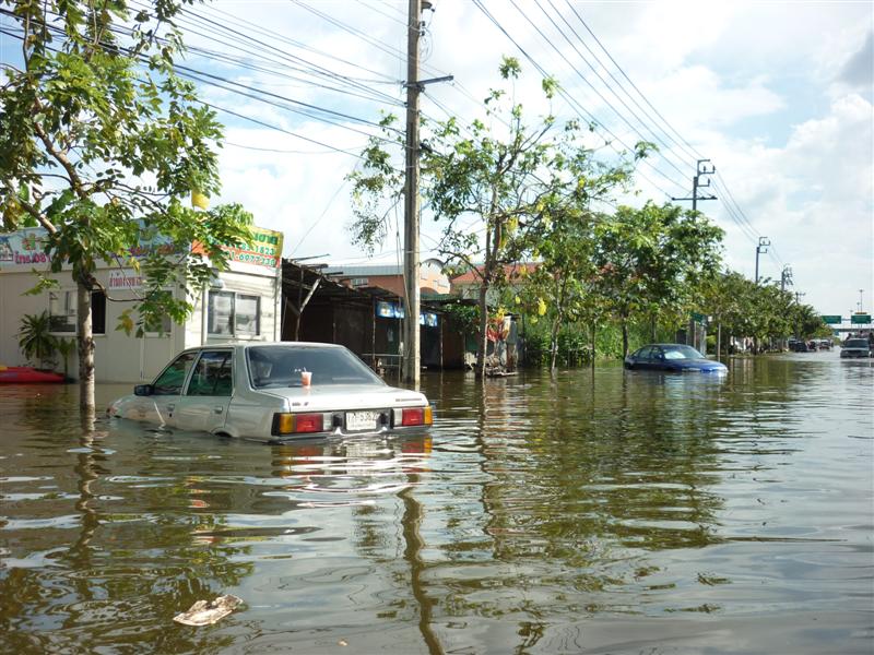  :sad:  บนถนนหน้าหมู่บ้าน แต่ละจุดน้ำลึกไม่เท่ากันครับ