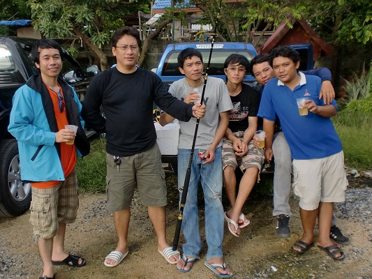 ทีมงาน ตกปลาเล็กครับ ขอแนะนำกันหน่อยนึ่งครับ จากซ้าย
1.พี่ รุ่ง
2.พี่ กิต
3.พี่ โต
4.พี่ สน
5.พ