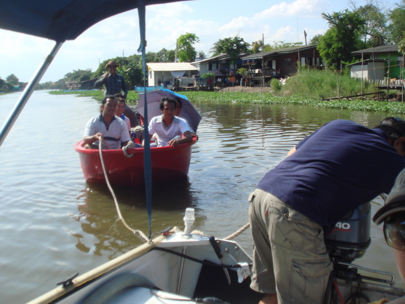 เป็นเรือของน้าๆที่จะเอาไปช่วงผู้ประสบภัยน้ำท่วมครับ เอามาลองขับในคลองดู ปรากฏว่าเครื่องเสียครับเลยช่