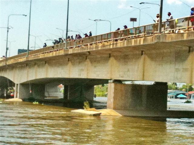 บนสะพาน