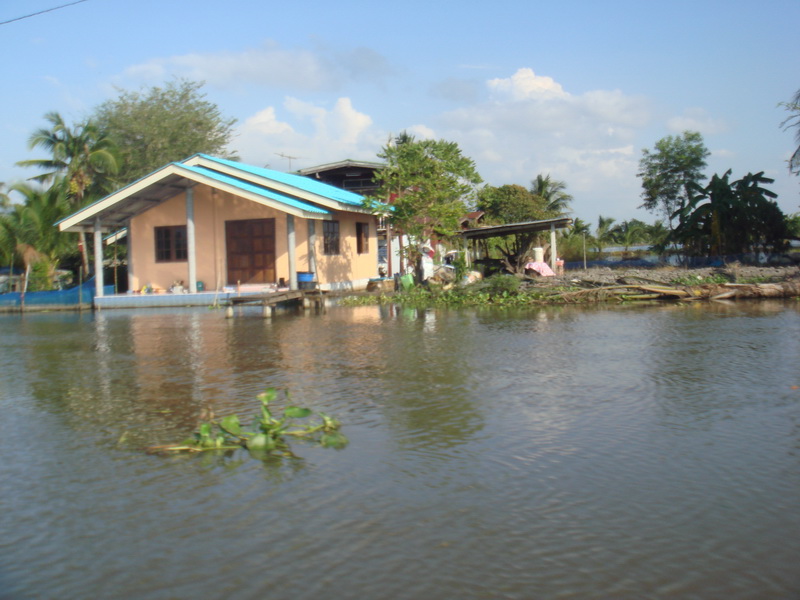 พอเข้าเขตเปร็งทางไปคลองสวนเริ่มเห็นระดับน้ำท่วมบ้านริมคลองบ้างแล้วครับ