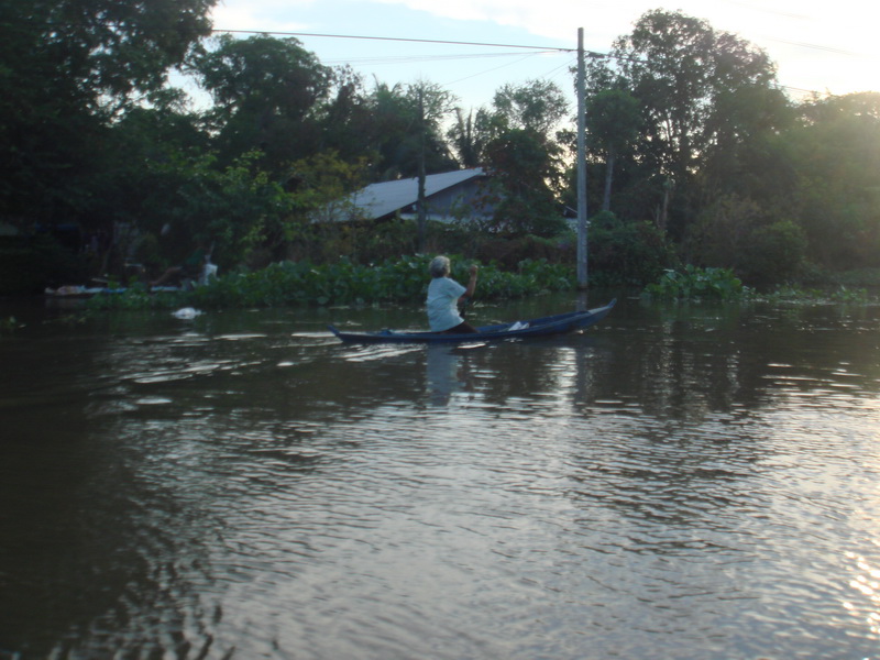 คุณยายท่านนี้ยังแข็งแรงครับพายเรือเร็วมาก :smile: