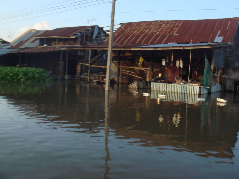 บ้านเรือนริมคลองโดนน้ำท่วมเป็นบางช่วงครับ