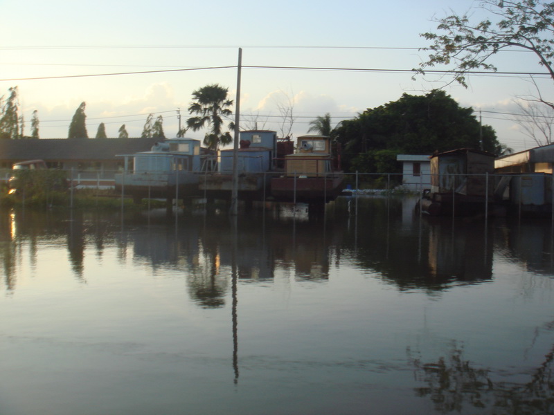 สถานีเรือขุดลอกคลองก็ท่วมครับ