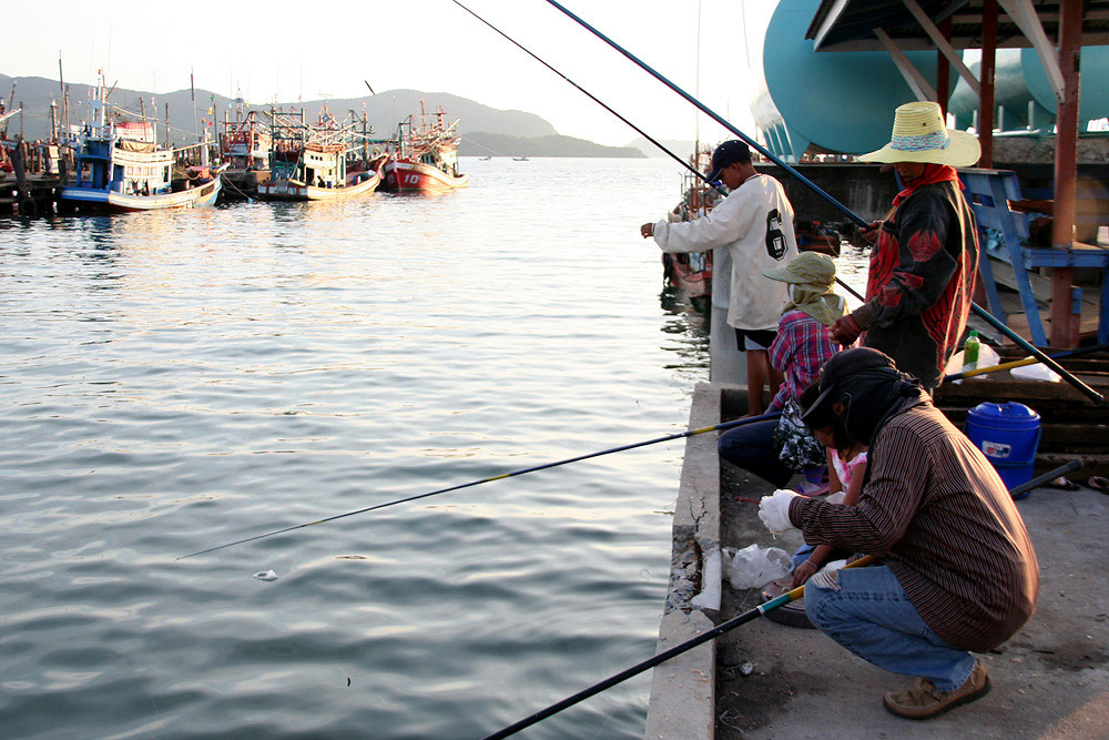    ถึงสะพานท่าเรือ ก็พบเจ้าถิ่นกำลังตกปลาสนุกสนาน  :smile: