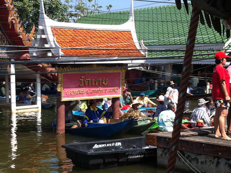 ถึงแล้วครับ วัดเตย ชาวบ้านรอกันเพียบเลย ยังไงก็ขอเป็นกำลังใจให้นะครับ 

 :smile: :smile: :smile: :