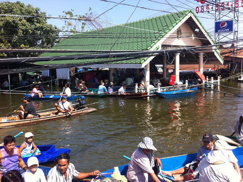 ถึงแล้วครับ วัดเตย ชาวบ้านรอกันเพียบเลย ยังไงก็ขอเป็นกำลังใจให้นะครับ 
