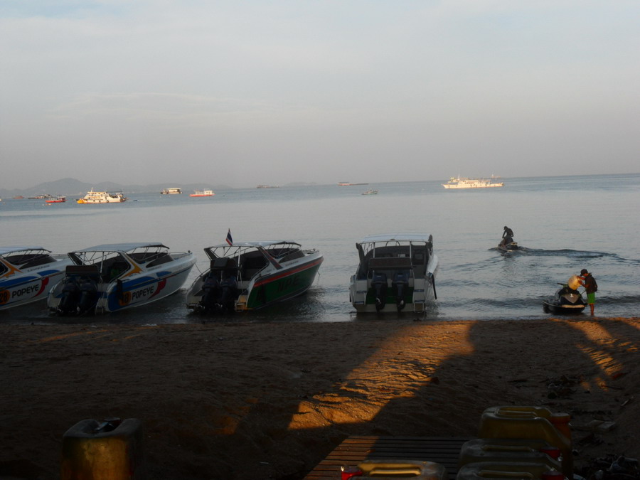 นี่ครับเรือเร็วที่พานักท่องเที่ยวไปดำน้ำ แต่ว่าเรือลำที่จะรับเรายังไม่มาครับรอไปก่อน 
 :love: :love